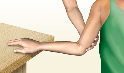Ilustração. Braço de uma pessoa, flexionado e com a mão embaixo de uma mesa que está à esquerda. Há uma mão segurando o braço da pessoa na parte anterior.