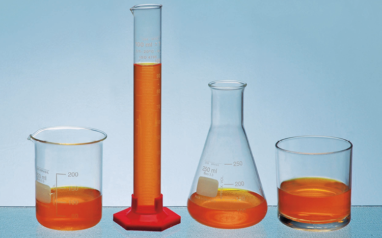 Ilustração. Quatro frascos de vidros de diferentes formatos com um líquido laranja dentro que atinge diferentes alturas. Na sequência: béquer, proveta, Erlenmeyer e copo.