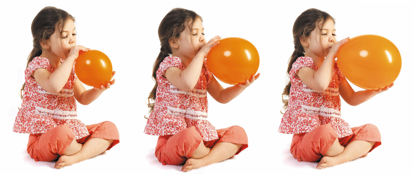 Fotografia. Sequência de três imagem de uma menina branca de cabelo castanho longo preso em um rabo, calça laranja e camiseta estampada, sentada de pernas cruzadas enchendo uma bexiga laranja. A cada imagem a bexiga está maior.