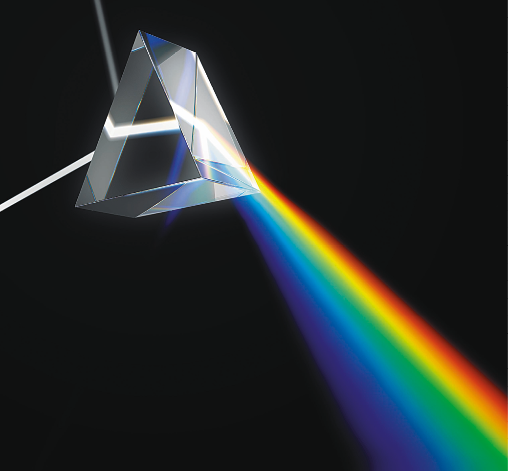 Ilustração. Um raio de luz branca em diagonal alcança um objeto triangular transparente. Uma pequena parte do raio é refletido e o restante atravessa o objeto saindo do outro lado na diagonal separado nas cores do arco-íris.