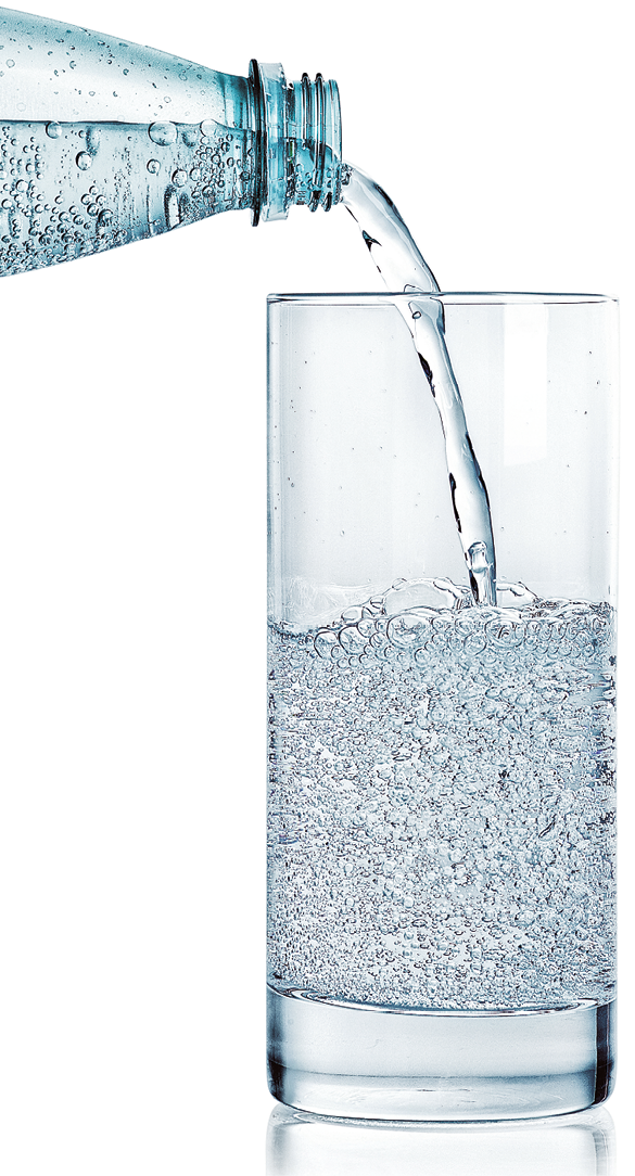 Fotografia. Destaque uma garrafa despejando água  em um copo de vidro transparente. Na água da garrafa e do copo há diversas bolhas.