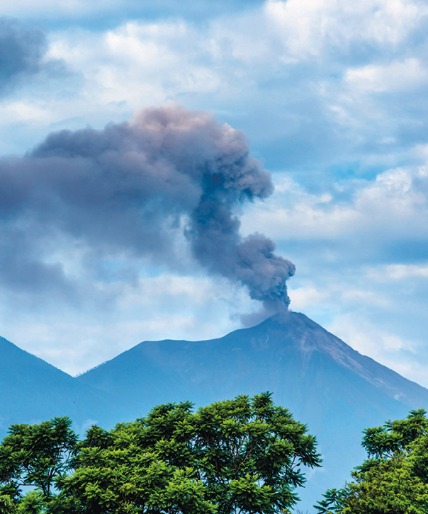 Fotografia. Vulcão em erupção.