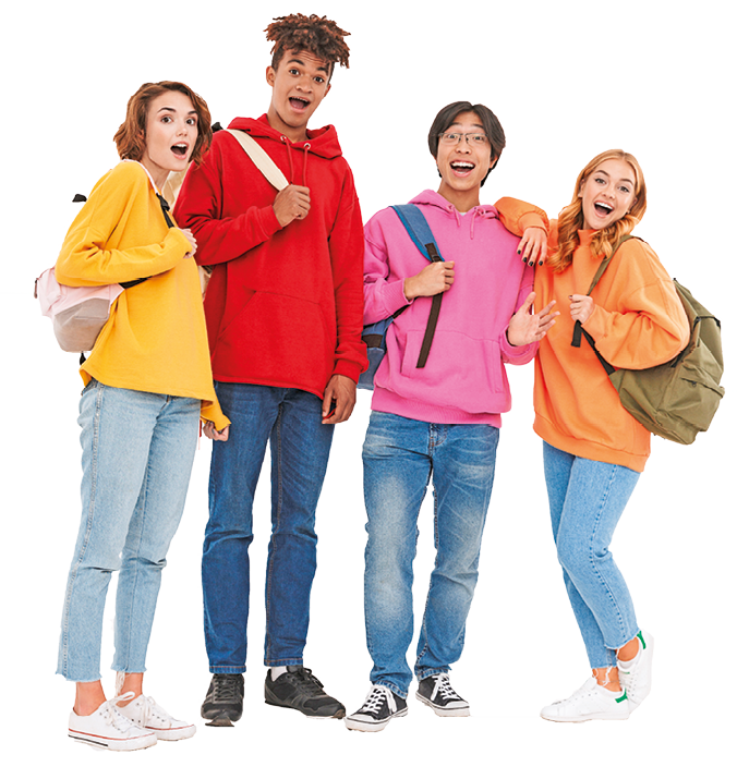 Fotografia. Quatro jovens, lado a lado, sorrindo com a boca aberta. Da esquerda para a direita: Menina branca de cabelo castanho curto ondulado, ela veste calça jeans e um moletom amarelo, segura a alça de uma mochila branca. Menino negro com o cabelo castanho curto, veste um moletom vermelho e segura a alça de uma mochila branca. Menino asiático de óculos e cabelo preto liso, veste um moletom rosa e segura a alça de uma mochila azul. Menina branca, com o cabelo loiro, usa um moletom laranja e segura a alça de uma mochila verde, ela está com o braço apoiado no ombro do menino asiático.