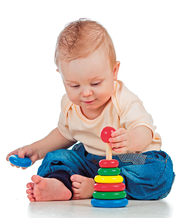 Fotografia. Bebê loiro de calça jeans e camiseta amarela. Ele encaixa uma peça redonda em cima de uma haste de madeira com argolas coloridas. Na outra mão, segura uma argola azul.