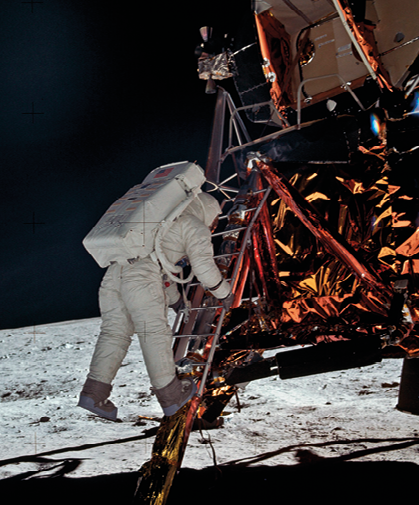 Fotografia. Astronauta descendo uma escada de uma nave que está na superfície lunar.