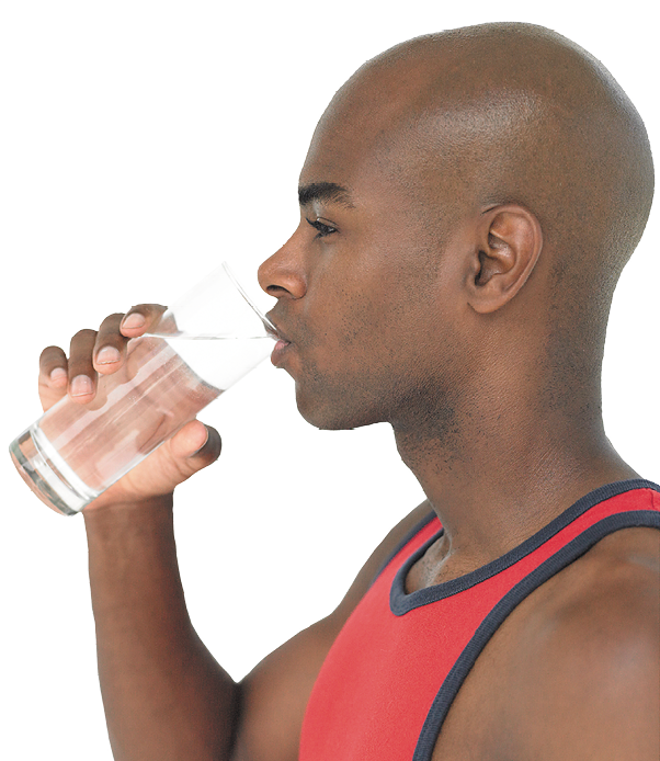 Fotografia. Homem negro de cabelo raspado e camiseta regata vermelha e preta. Ele está de perfil e bebe um copo de água.