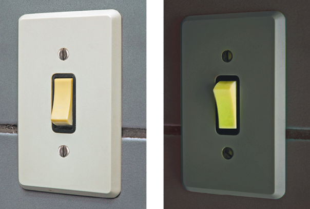 Fotografia. Duas imagens de um interruptor. Uma delas está no claro e a outra está no escuro, com o botão brilhando.