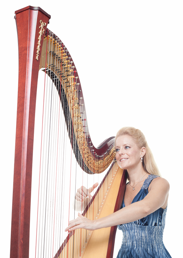 Fotografia. Mulher branca de cabelo loiro longo e preso, usa um vestido azul. Ela toca uma harpa.