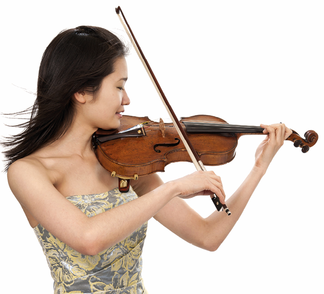 Fotografia. Mulher asiática de cabelo preto e liso. Ela veste uma blusa tomara-que-caia e toca um violino que está apoiado em seu ombro.