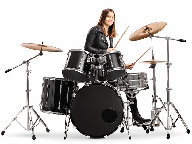 Fotografia. Mulher de cabelo castanho liso, camiseta branca e jaqueta de couro preta. Ela toca uma bateria.