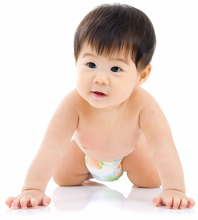 Fotografia. Bebê asiático de cabelo preto curto, engatinhando. Veste uma fralda branca.