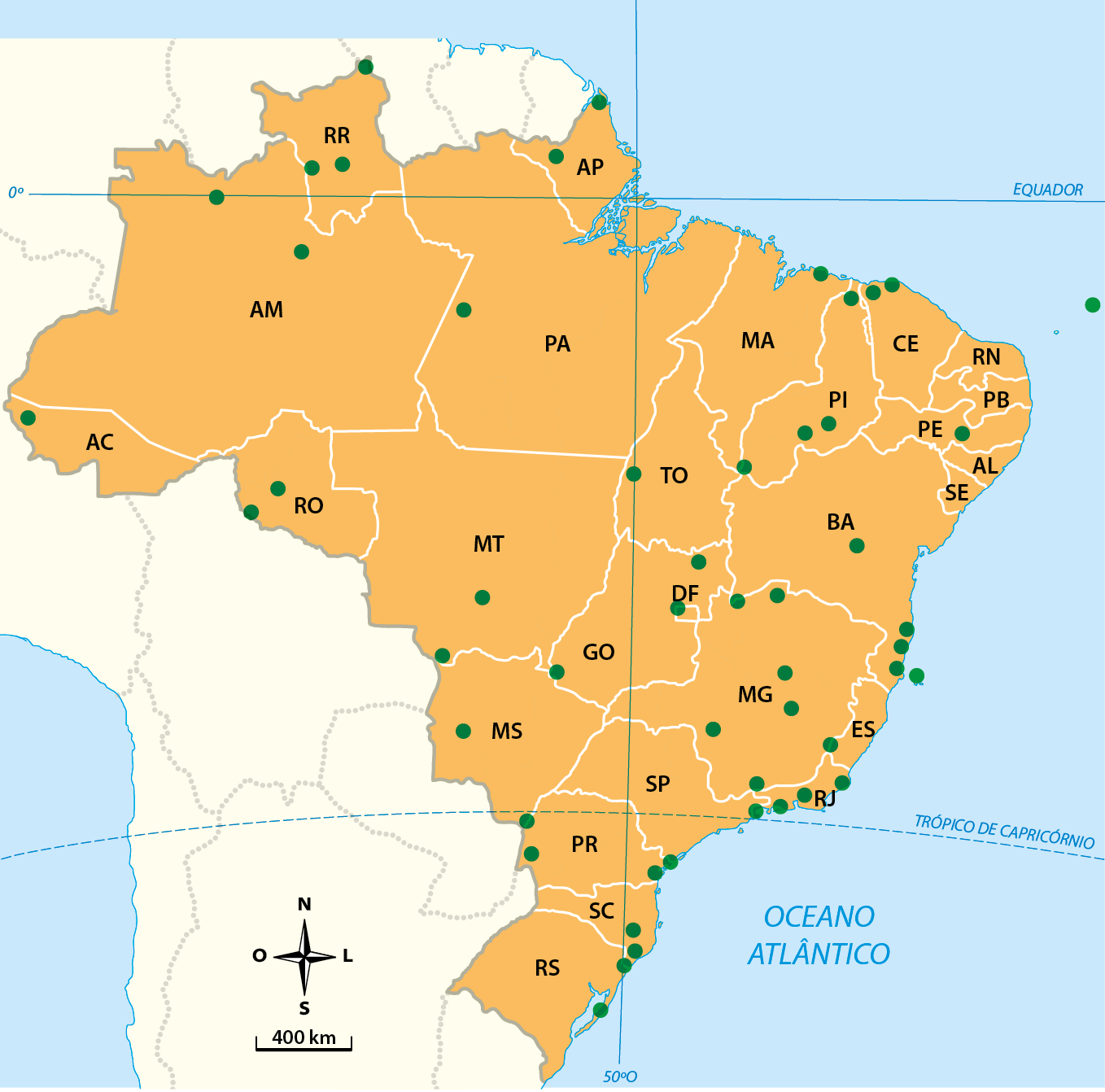 Mapa. Parques nacionais federais. RS: dois parques. SC: dois parques. PR: quatro parques. SP: Um parque. RJ: Três parques. ES: um parque. MG: seis parques. MS: um parque. GO: dois parques. DF: um parque. BA: cinco parques. PE: dois parques, sendo um deles em Fernando de Noronha. CE: dois parques. PI: quatro parques. MA: um parque. TO: um parque. MT: dois quartes. PA: um parque. AM: dois parques. RO: dois parques. AC: um parque. RR: três parques. Não há parques nos estados: SE; AL; PB; RN. No canto inferior esquerda há uma rosa dos ventos indicando norte, sul, leste e oeste. Abaixo, escala de 400 km.