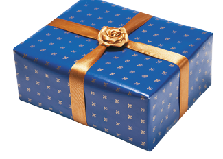 Fotografia. Caixa de presente azul com laço laranja. A caixa tem 6 superfícies de formato retangular, paralelas duas a duas.