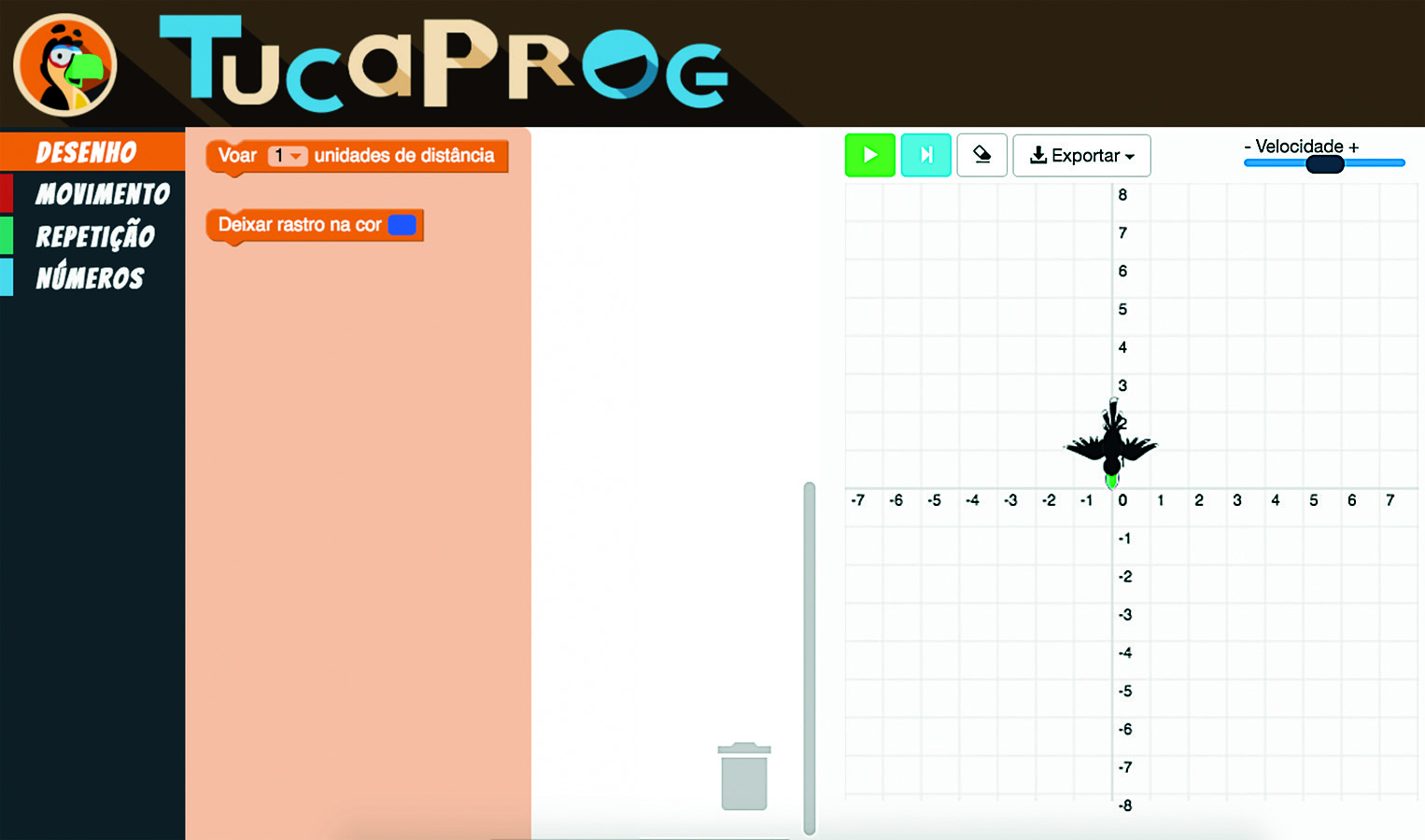 Captura de tela da ferramenta TucaProg. Na parte superior esquerda está o logotipo da ferramenta: símbolo de um tucano com bico verde e corpo laranja e preto. Do lado direito do logotipo o nome Tucaprog. Na lateral esquerda, de cima para baixo, há um menu com as ferramentas Desenho, Movimento, Repetição e Números. A ferramenta Desenho está selecionada. À direita das ferramentas, há uma faixa com dois comandos indicados: Na parte superior: voar 1 unidade de distância. Na parte inferior: Deixar rastro na cor azul. À direita da faixa, há a representação de um plano cartesiano com um tucano voando de cima para baixo, com bico encostado na origem e corpo paralelo ao eixo y. No eixo x, estão representados os números menos 7, menos 6, menos 5, menos 4, menos 3, menos 2, menos 1, 0, 1, 2, 3, 4, 5, 6 e 7. No eixo y, estão representados os números menos 6, menos 5, menos 4, menos 3, menos 2, menos 1, 0, 1, 2, 3, 4, 5 e 6. No canto inferior esquerdo deste plano há a representação de uma lixeira. Na parte superior do plano, há alguns botões e uma barra para aumentar e diminuir a medida da velocidade.
