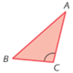 Figura geométrica. Triângulo obtusângulo vermelho ABC, com arco no ângulo obtuso e os outros dois sem indicação.