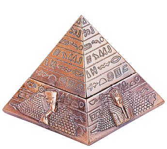 Fotografia. Objeto de bronze que tem 1 superfície quadrada e 4 superfícies triangulares idênticas. As superfícies triangulares tem uma ponta no topo.