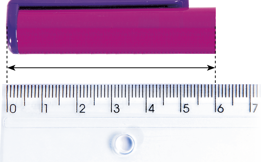 Ilustração. Régua na horizontal. Acima, tampa roxa de uma caneta com comprimento correspondente à distância do 0 ao 6 da régua, com divisão em 60 partes iguais.