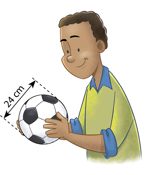 Ilustração. Menino negro de cabelo preto e camisa verde com detalhes em azul. Ele segura uma bola de futebol cuja distância entre os extremos dela mede 24 centímetros.
