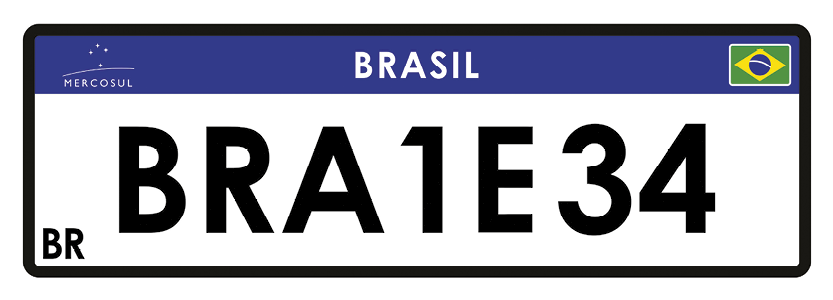 Fotografia.  Placa de automóvel retangular com uma tarja azul na parte superior escrita 'Brasil' e a bandeira do Brasil representada na parte superior direita. No centro, há uma sequência de letras e números, da esquerda para direita: B, R, A, 1, E, 3, 4. No canto inferior esquerdo, há a sigla 'BR'.