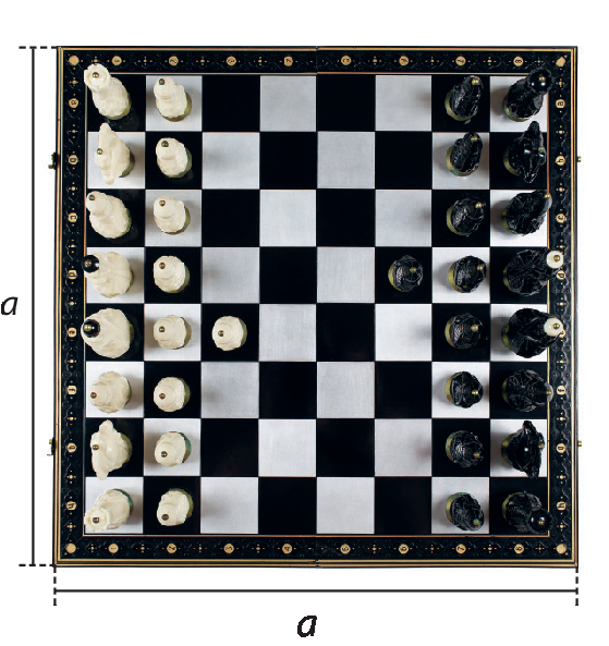 Esquema. Tabuleiro de xadrez, à esquerda peças brancas e à direita, peças pretas. Há uma cota na parte inferior indicando que seu comprimento mede a e outra na parte lateral esquerda indicando que sua altura mede a.