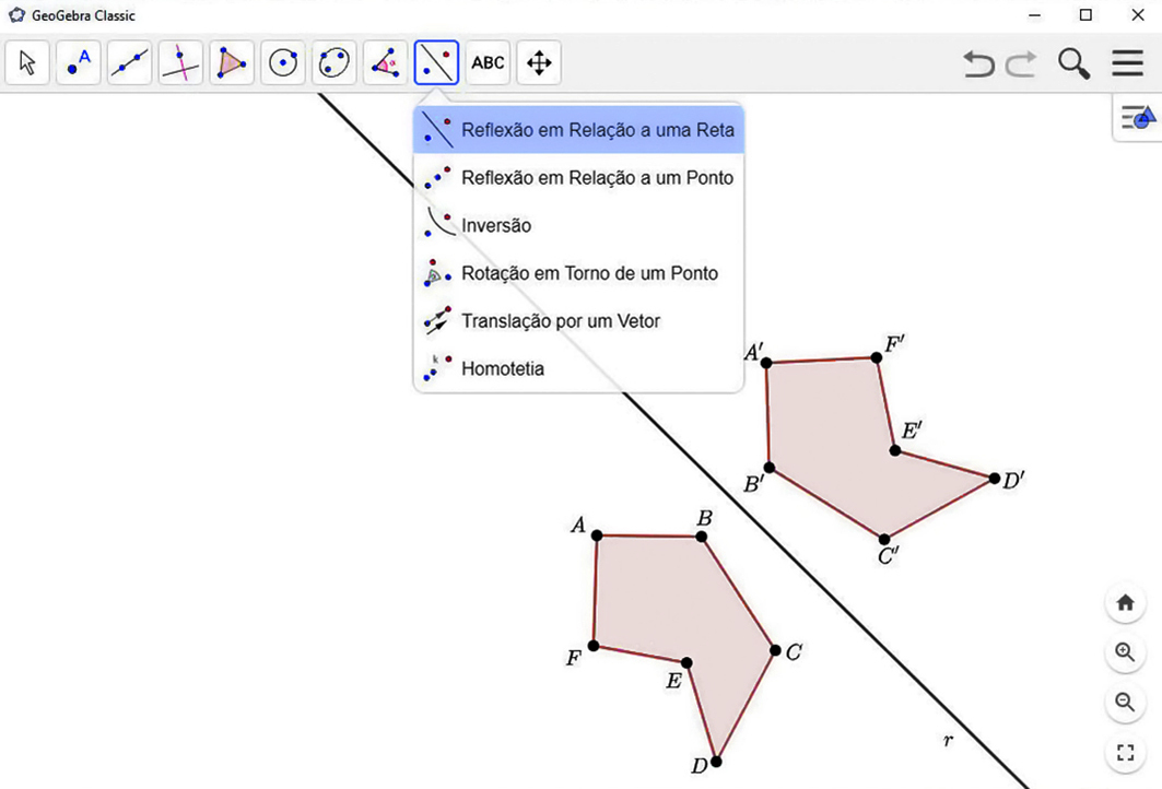 Captura de tela. Continuação da construção mostrada na fotografia anterior,  agora na parte superior está destacado a botão de comando no formato de um  quadro com uma diagonal no centro e um poto azul de um lado e ponto vermelha do outro lado.

Há uma uma aba com várias opções e um destaque para a opção: reflexão em relação a uma reta

Abaixo, na tela, há dois polígono, continua o polígono anterior com as vértices ABCDEF e à direita uma reta obliqua r, agora é adicionado outro polígono á esquerda da reta com as vértices A linha B linha C linha D linha E linha F linha
