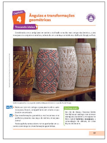 Imagem da página 77 do livro do estudante do capítulo 4 do Volume 8, com o título: Ângulos e transformações geométricas. O ícone do tema pluralidade cultural também aparece na reprodução da página.