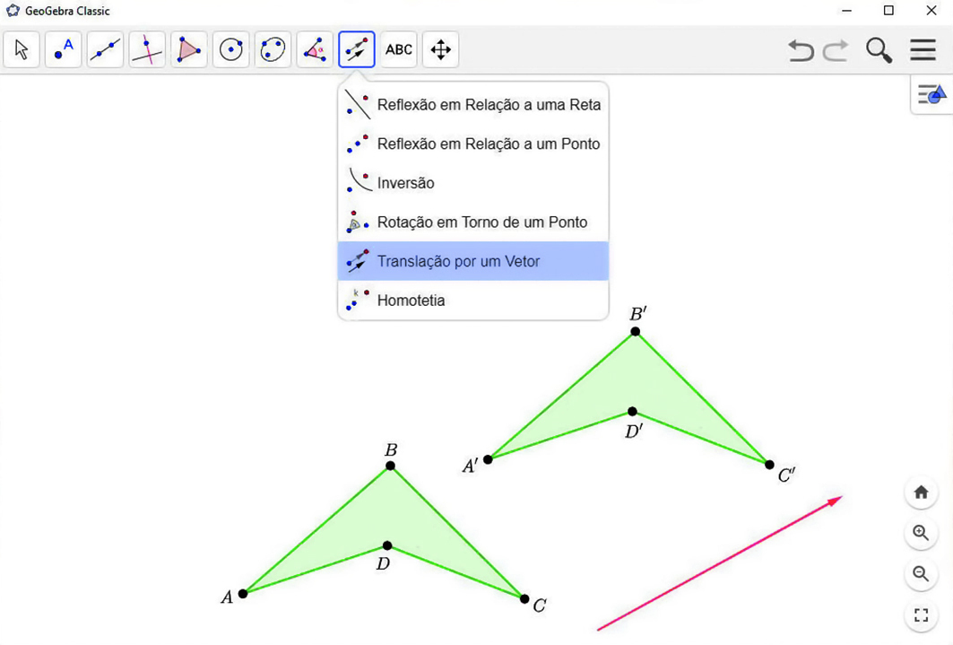 Captura de tela. Continuação da construção mostrada na fotografia anterior, agora na parte superior está destacado a botão  de comando no formato de um  quadro com uma pontos azul e uma vermelha com seta diagonal e ao lado, outra seta diagonal. 

Há uma uma aba com várias opções e um destaque para a opção: translação por um vetor 

Abaixo, na tela, há duas figuras geométrica verde, continua a figura do esquema anterior, e é adicionado na direção da seta outra figura geométrica   com as vértices A linha B linha C linha D linha