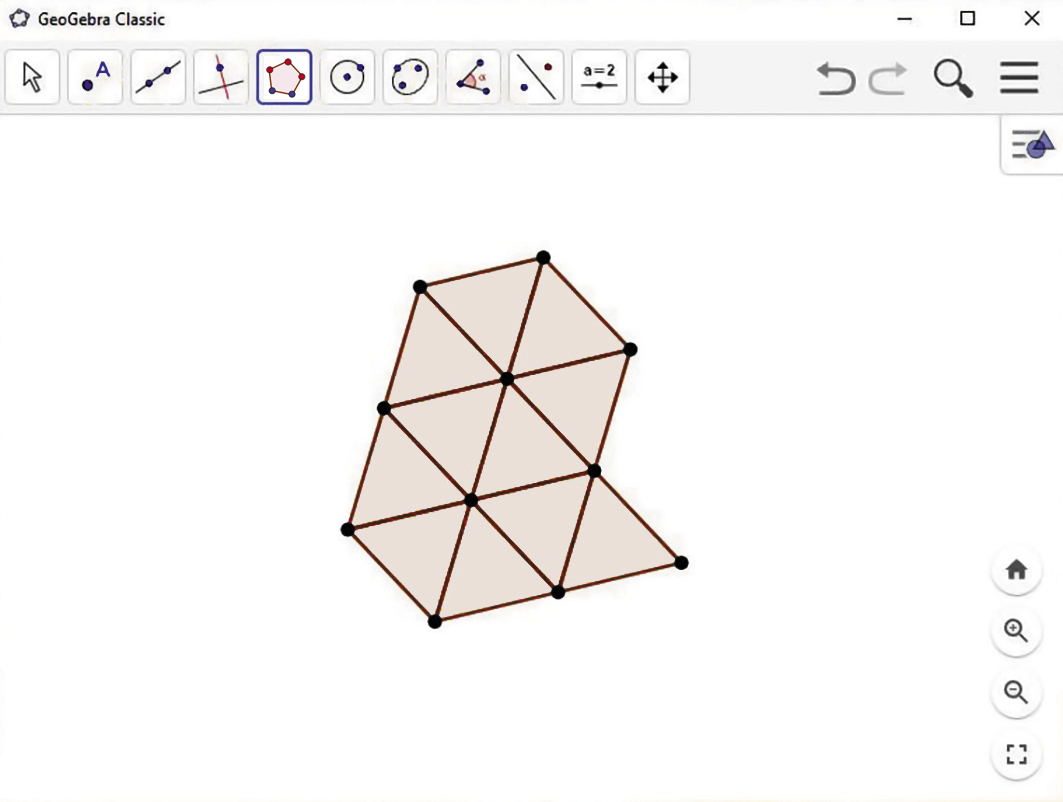 Print da ferramenta Geogebra Classic: na parte superior está o nome Geogebra Classic. Abaixo, há um menu, com as algumas ferramentas descritas. A ferramenta que tem o formato de um polígono de cinco lados está selecionada. Na tela está desenhada uma figura composta onze triângulos. De cima para baixo, três triângulos, abaixo, quatro triângulos, abaixo, quatro triângulos.