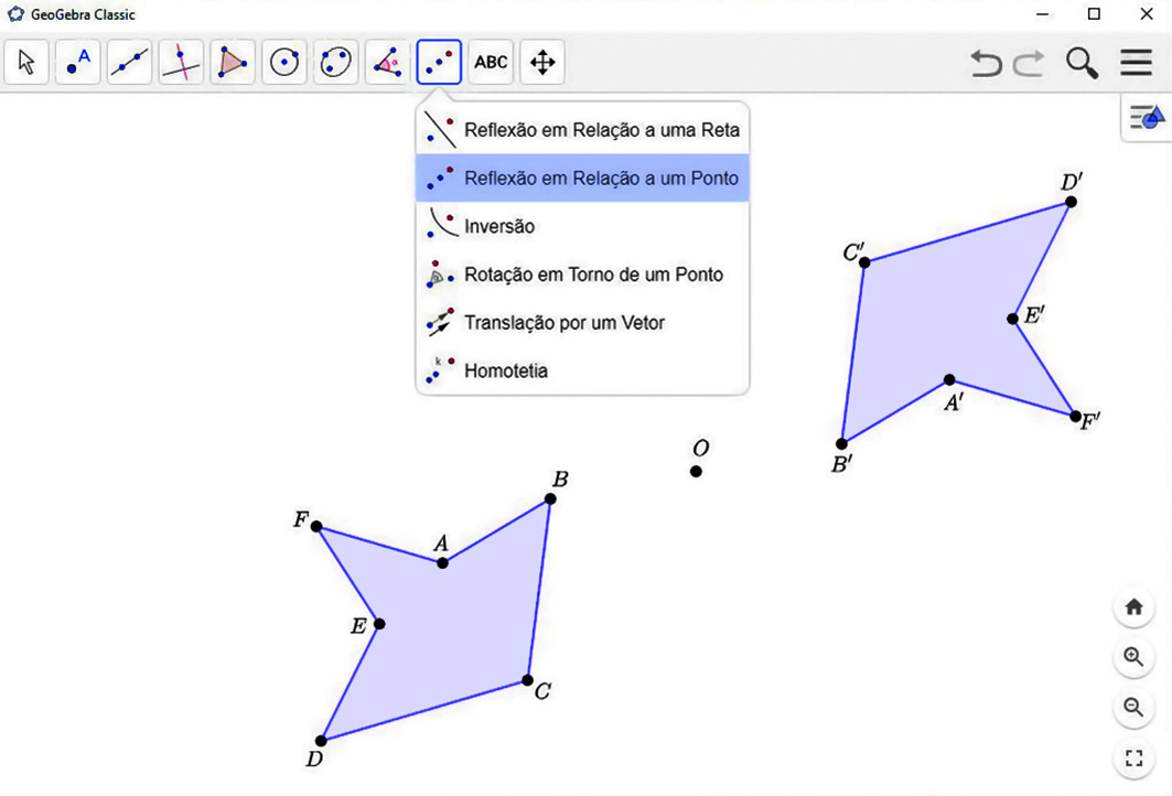 Captura de tela.  Continuação da construção mostrada na fotografia anterior, agora na parte superior está destacado a botão no formato de um  quadro com dois pontos azuis e um ponto vermelha na diagonal

Há uma uma aba com várias opções e um destaque para a opção: reflexão em relação a um ponto.

Abaixo, na tela, há dois polígono, continua o polígono roxo  anterior com as vértices A B C D  E e F,  agora é adicionado outro polígono igual com as vértices A linha B linha C linha D linha e E linha à direita, do O.