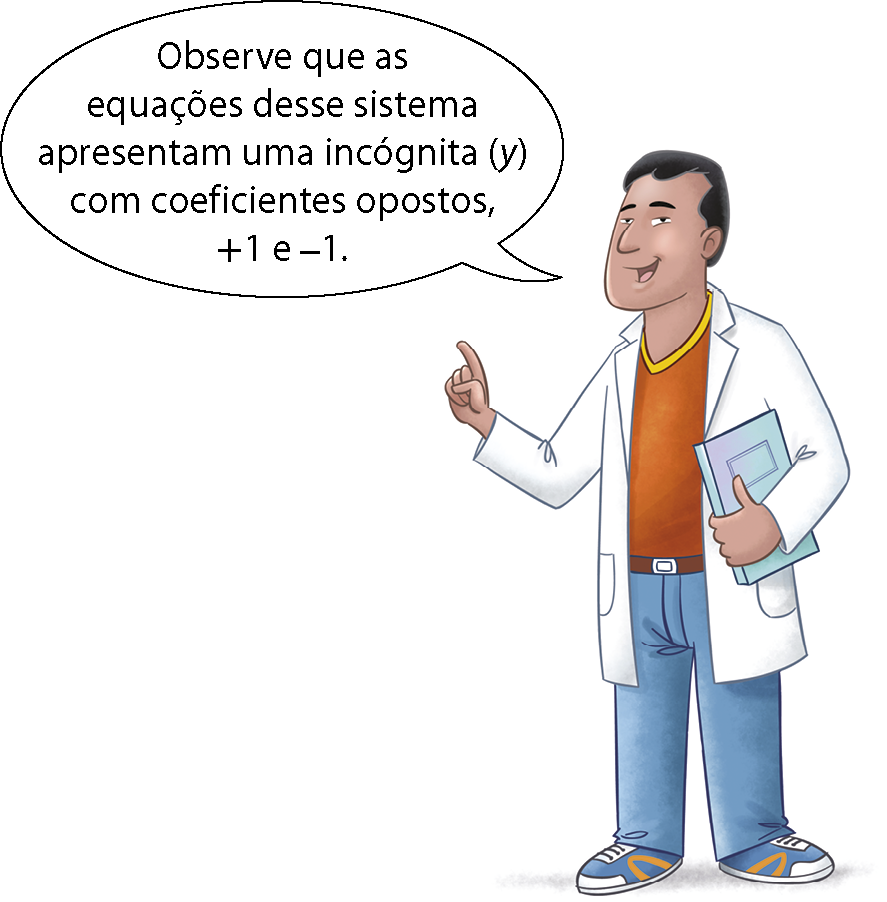 Homem de cabelo preto, camiseta laranja, calça azul e tênis azul, usando um jaleco branco, em pé com uma mão levantada e a outra segurando papéis, fala: "Observe que as equações desse sistema apresentam uma incógnita ,abre parênteses, y, fecha parênteses, com coeficientes opostos, mais 1 e menos 1."