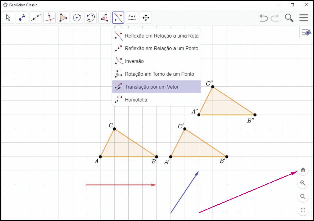 Ilustração. Software de geometria dinâmica. Acima, botões de comandos. Destaque para botão com uma reta diagonal e um ponto de cada lado, aba selecionada: translação por um vetor. Na tela abaixo, triângulo ABC com seta horizontal da esquerda para direita. Ao lado, triângulo A linha, B linha e C linha com seta diagonal para cima e seta maior diagonal para cima. Na parte superior, triângulo A duas linhas, B duas linhas e C duas linhas. Todos os triângulos são congruentes.