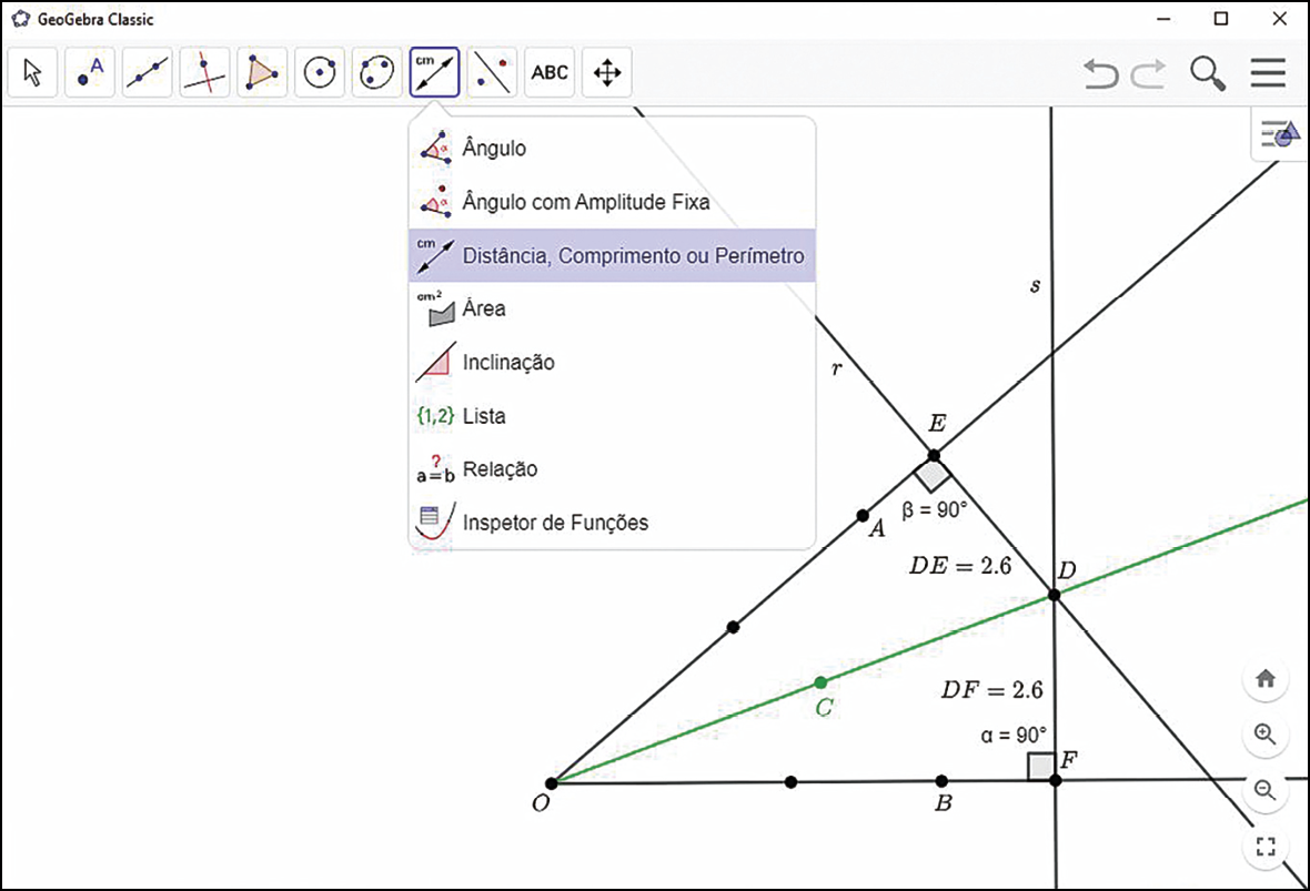 Ilustração. Software de geometria. Acima, botões de comandos. Destaque para botão com uma reta diagonal, aba selecionada: distância, comprimento ou perímetro. Na tela abaixo, semirreta horizontal com ponto sem rótulo e pontos B e F. Semirreta diagonal inclinada para a direita com ponto sem rótulo, ponto A e ponto E. Reta s formando um angulo alfa de 90º no ponto F, cortando a reta horizontal. Reta r, diagonal inclinada para a esquerda, cortando diagonal no ponto E, formando um ângulo beta de 90º e cortando a reta s no ponto D. Semirreta destacada em verde, saindo de O, entre as outras duas semirretas, cortando a reta s no ponto D e com ponto C entre os pontos O e D. Indicação que o segmento de reta DE mede 2.6 e segmento DF mede 2.6.