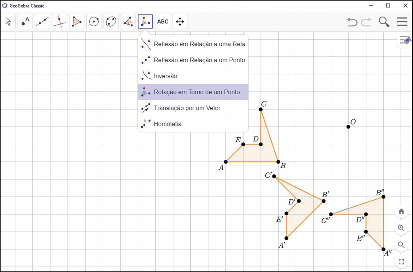 Ilustração. Software de geometria dinâmica. Acima, botões de comandos. Destaque para botão com dois segmentos de reta que partem do mesmo ponto e ângulo alfa entre elas, aba selecionada: rotação em torno de um ponto. Na tela abaixo, quadrilátero ABCD. Abaixo, quadrilátero A linha, B linha, C linha, D linha. Ao lado, quadrilátero A duas linhas, B duas linhas, C duas linhas, D duas linhas. À direita da figura ABCDE, ponto O. Todas as figuras tem mesmas dimensões e formato, porém estão em diferentes posições.