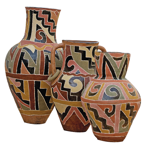 Fotografia. Três vasos de cerâmica com desenhos geométricos nas laterais. Eles têm tamanhos diferentes.