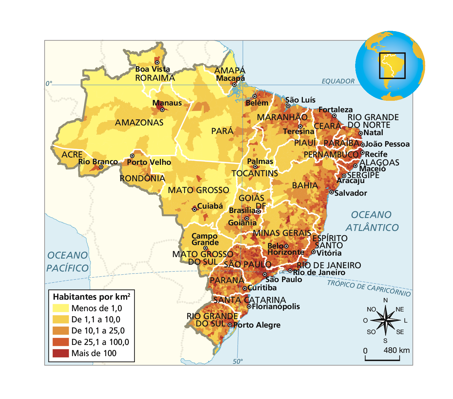 Mapa. Brasil. BRASIL – DENSIDADE DEMOGRÁFICA – 2010. O mapa mostra o Brasil e destaca as seguintes informações: Habitantes por quilômetro quadrado. Os dados são: 
Menos de 1,0: predomina no Amazonas, Roraima, Pará, Mato Grosso, Amapá, Tocantins e Mato Grosso do sul.
De 1,1 a 10,0: predomina na região Norte e Centro-Oeste do Brasil. 
De 10,1 a 25,0: predomina no interior do Nordeste, parte do Norte e Centro-Oeste. 
De 25,1 a 100,0: predomina nas capitais das regiões norte, Centro-Oeste, em grande parte do Nordeste, sudeste e sul do Brasil. 
Mais de 100: Predomina nas capitais das regiões Norte e Centro-Oeste, faixa litorânea do Pará, Nordeste, grande parte do Sudeste e Sul. À direita, no canto superior, globo terrestre destaca a região descrita. Na parte inferior, rosa dos ventos e escala de 0 a 480 quilômetros.