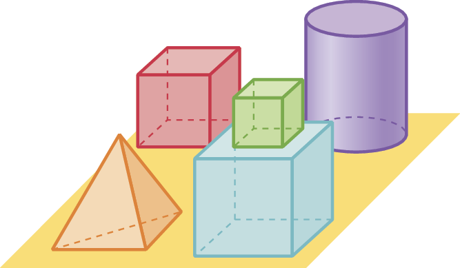 Sólidos geométricos sobre uma superfície retangular.  Na frente, pirâmide triangular alaranjada, cubo azul claro, sobre o cubo azul, cubo menor na cor verde, ao fundo cubo vermelho e cilindro roxo.