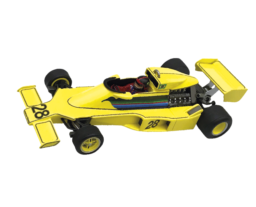 Fotografia. Carro de corrida de Fórmula 1 amarelo, com o número 28 na frente. O piloto usa um capacete nas cores preto e vermelho.