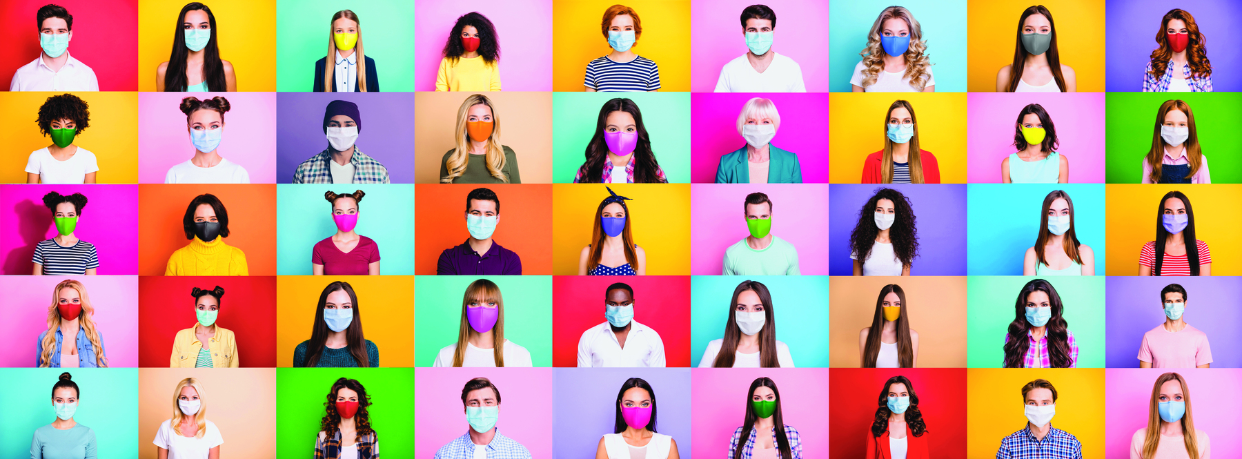 Fotografia. Painel composto por cinco linhas e 9 colunas de quadrados coloridos com imagens de pessoas de cores, cabelos e idades variadas entre homens e mulheres. Todas usam máscara de proteção cobrindo o nariz e a boca.