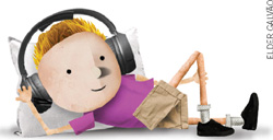 IMAGEM: um menino deitado com as pernas cruzadas, recostado em um travesseiro, com um fone de ouvido. FIM DA IMAGEM.