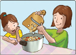 IMAGEM: a mulher põe os legumes picados na panela, a menina sorri e segue com as instruções. FIM DA IMAGEM.