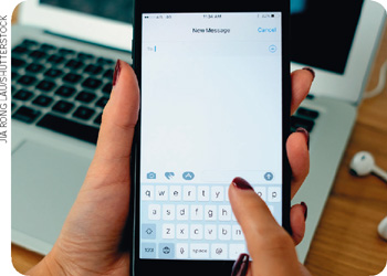 IMAGEM: duas mãos seguram um celular, e digitam uma mensagem usando as letras dispostas no teclado. FIM DA IMAGEM.