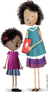 IMAGEM: uma mulher segura um microfone com o símbolo de gravação para uma menina pequena, enquanto ela fala. FIM DA IMAGEM.