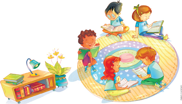 IMAGEM: cinco crianças estão sentadas em um tapete, cada uma lendo um livro. ao lado, há uma pequena estante baixa com alguns livros, uma luminária e um vaso de plantas com flores. FIM DA IMAGEM.
