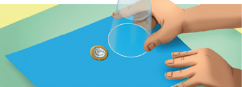 IMAGEM: uma mão segura o papel colorido com uma moeda sobre ele, e outra mão segura o copo. FIM DA IMAGEM.
