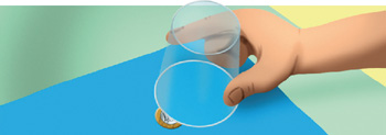IMAGEM: o copo com o papel colado está sobre metade da moeda, deixando metade à mostra. FIM DA IMAGEM.
