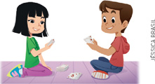 IMAGEM: um menino e uma menina jogam cartas. FIM DA IMAGEM.