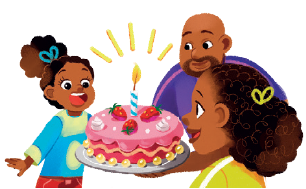 Um homem e uma mulher apresentando um bolo de aniversário a uma menina surpresa.