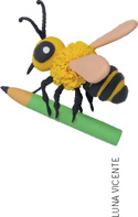 IMAGEM: abelha segura um lápis. FIM DA IMAGEM.