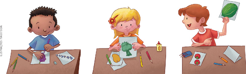 IMAGEM: sentados às suas carteiras, um menino desenha um cacho de uvas, uma menina desenha um brócolis e um menino apresenta o desenho de uma melancia. FIM DA IMAGEM.