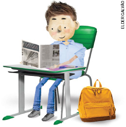 IMAGEM: um menino sorridente lê uma reportagem sentado em uma carteira escolar. uma mochila está no chão ao seu lado. FIM DA IMAGEM.
